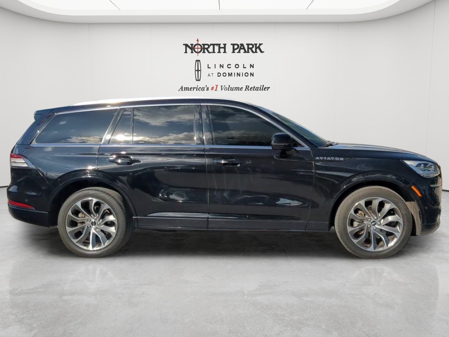 Used 2023 Lincoln Aviator Grand Touring w/ Equipment Group 301A AWD/4WD image 6