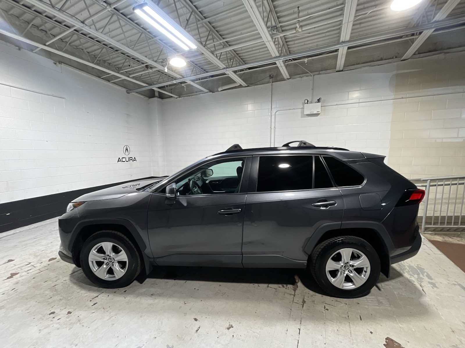Used 2020 Toyota RAV4 XLE w/ Convenience Package AWD/4WD image 3