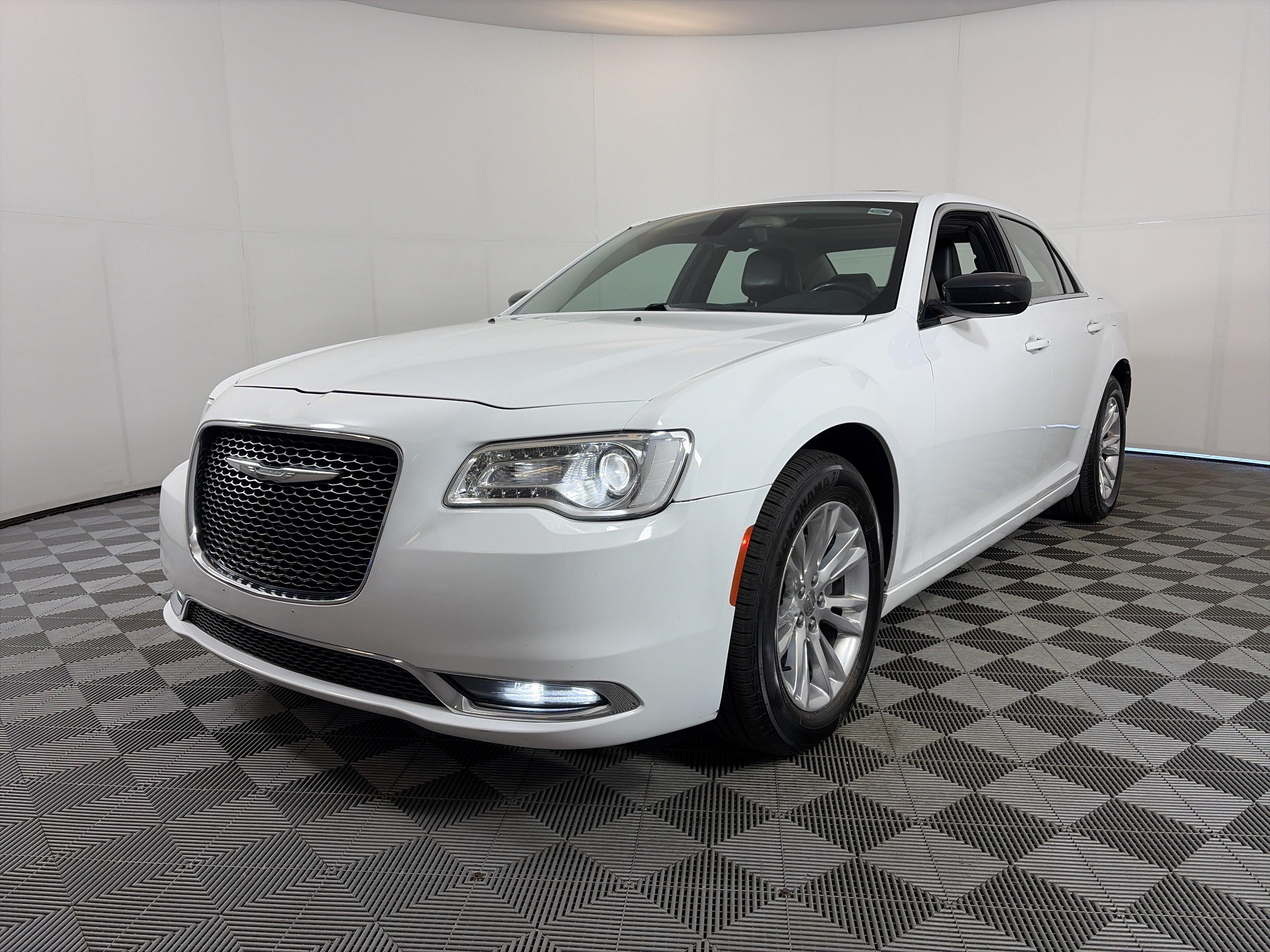 Used 2017 Chrysler 300 Touring w/ Value Package RWD image 2