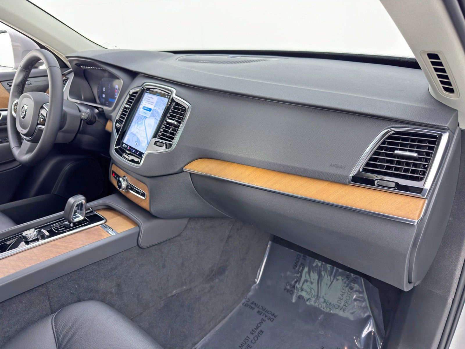 Used 2024 Volvo XC90 T8 Plus w/ Protection Package Premier image 15