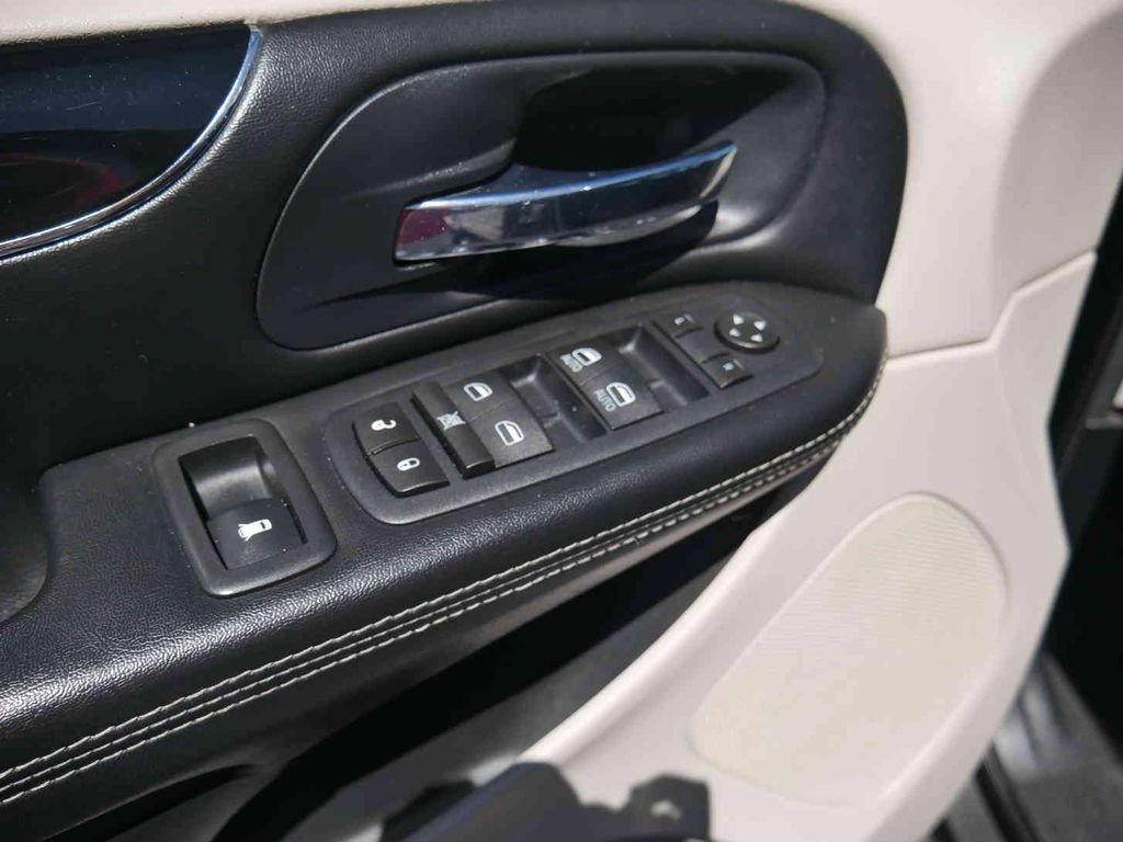 Used 2016 Dodge Grand Caravan SE FWD image 22