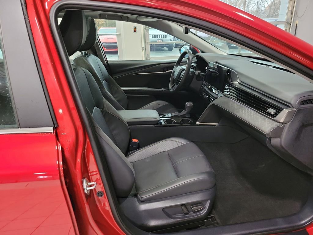 Used 2025 Toyota Camry XLE image 4