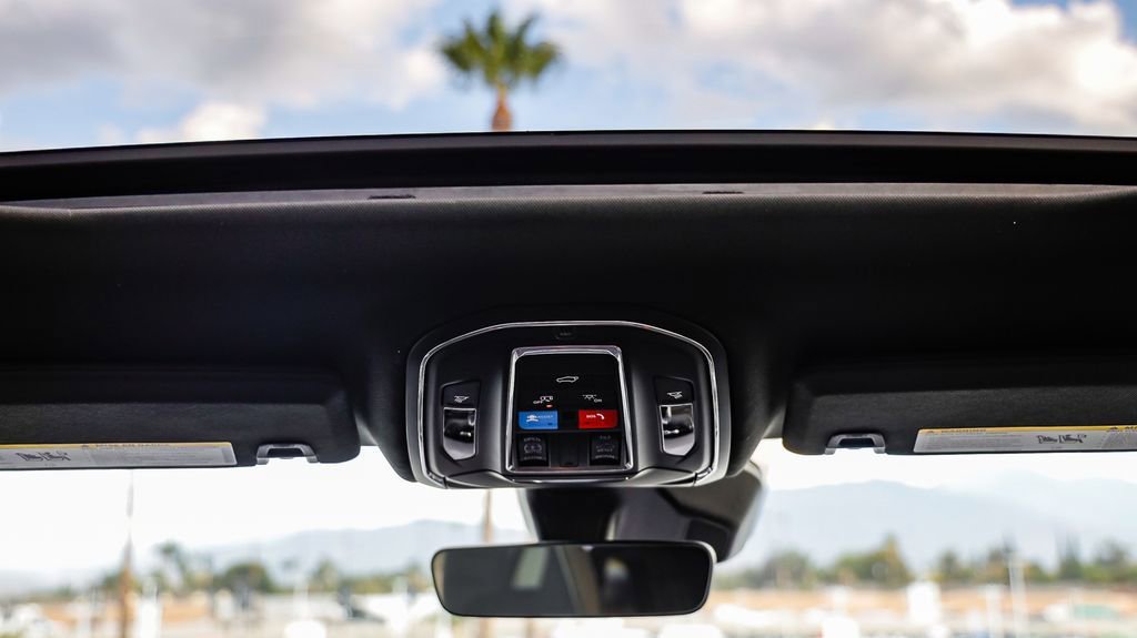 New 2025 Jeep Grand Cherokee Laredo X w/ Luxury Tech Group I image 17