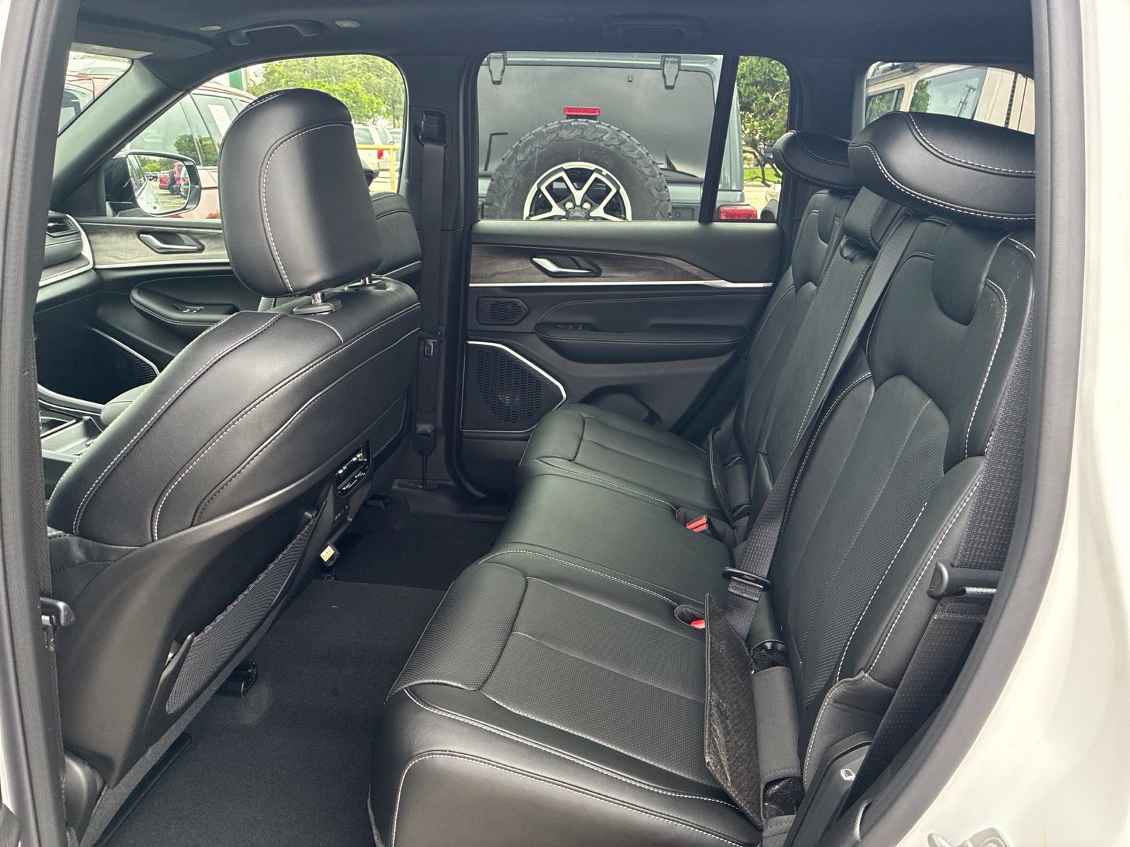 New 2027 Jeep Grand Cherokee Limited AWD/4WD image 10