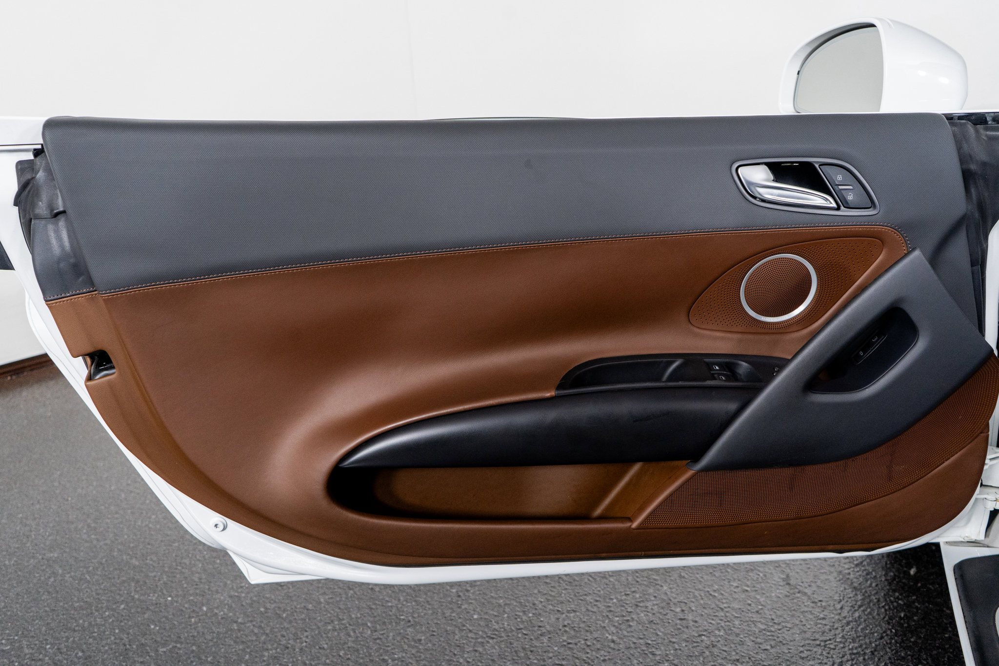 Used 2011 Audi R8 V8 image 43