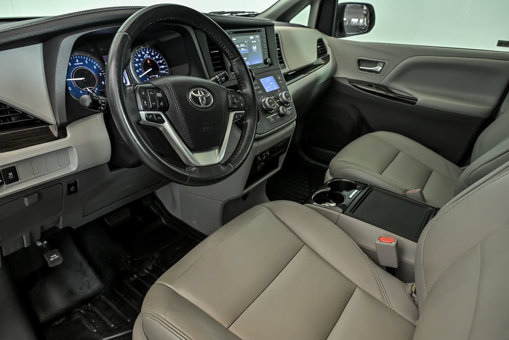 Used 2020 Toyota Sienna XLE FWD image 11