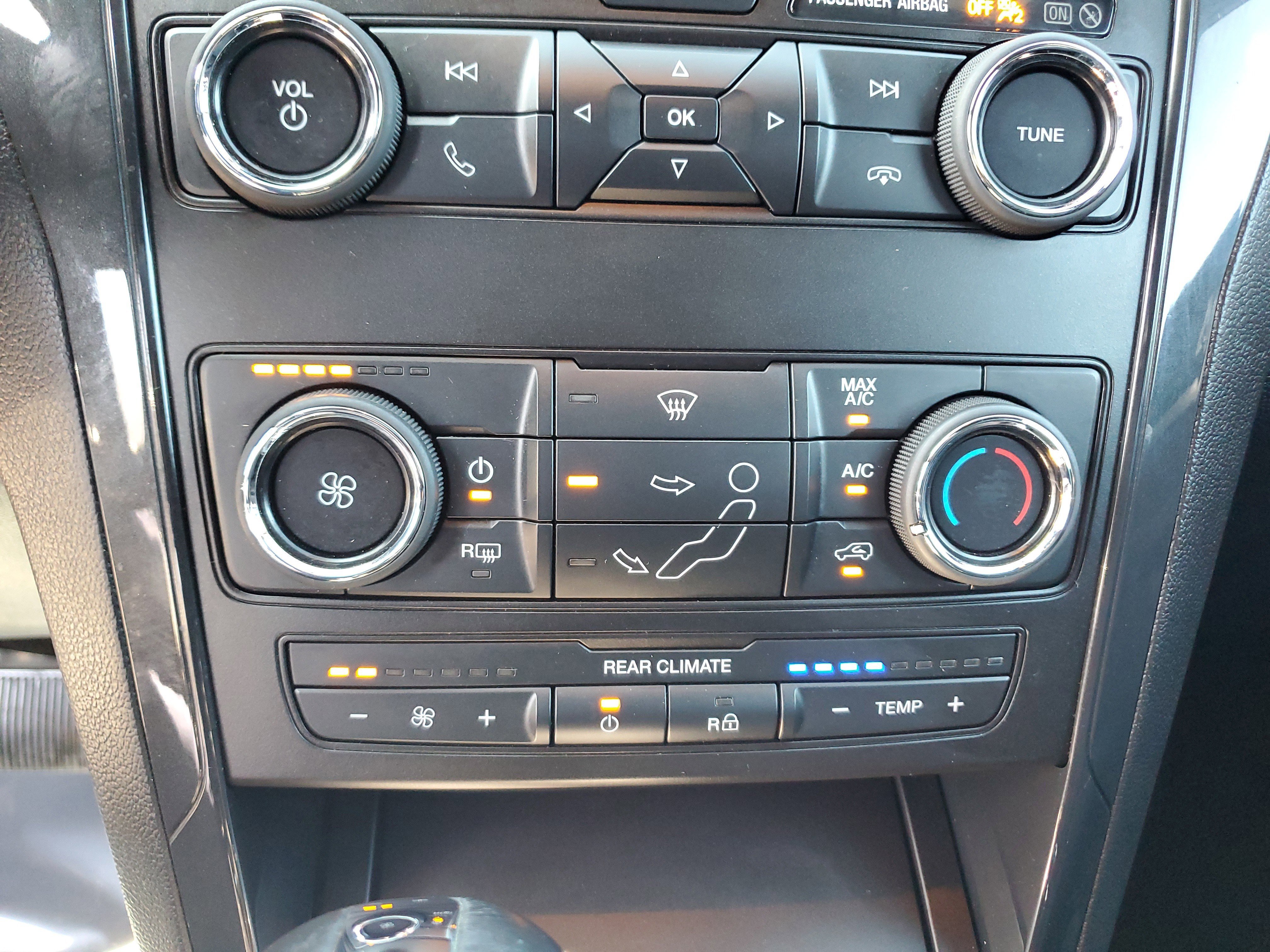 Used 2019 Ford Explorer XLT image 31