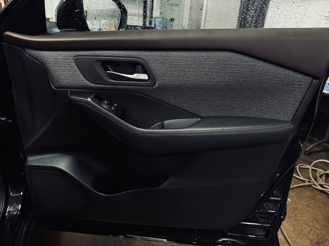 Used 2022 Nissan Rogue SV AWD/4WD image 14