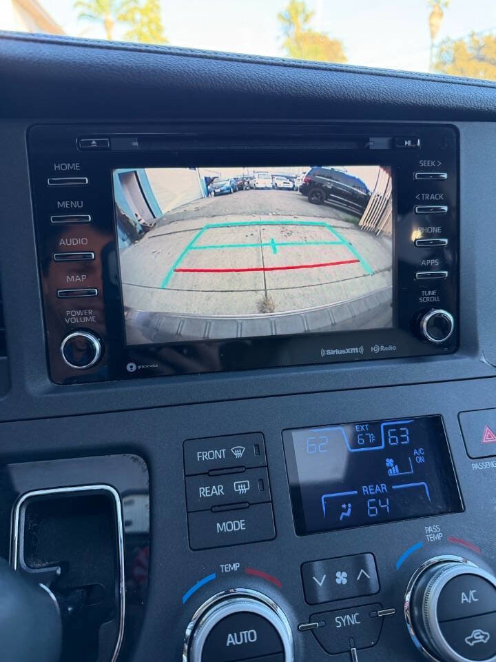 Used 2020 Toyota Sienna XLE w/ XLE Navigation Package image 33
