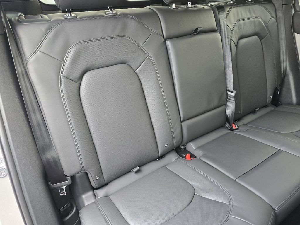New 2026 Land Rover Defender 110 X-Dynamic SE AWD/4WD image 32