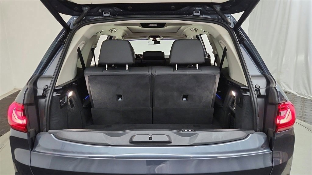 Used 2022 BMW X7 xDrive40i w/ Parking Assistance Package image 17
