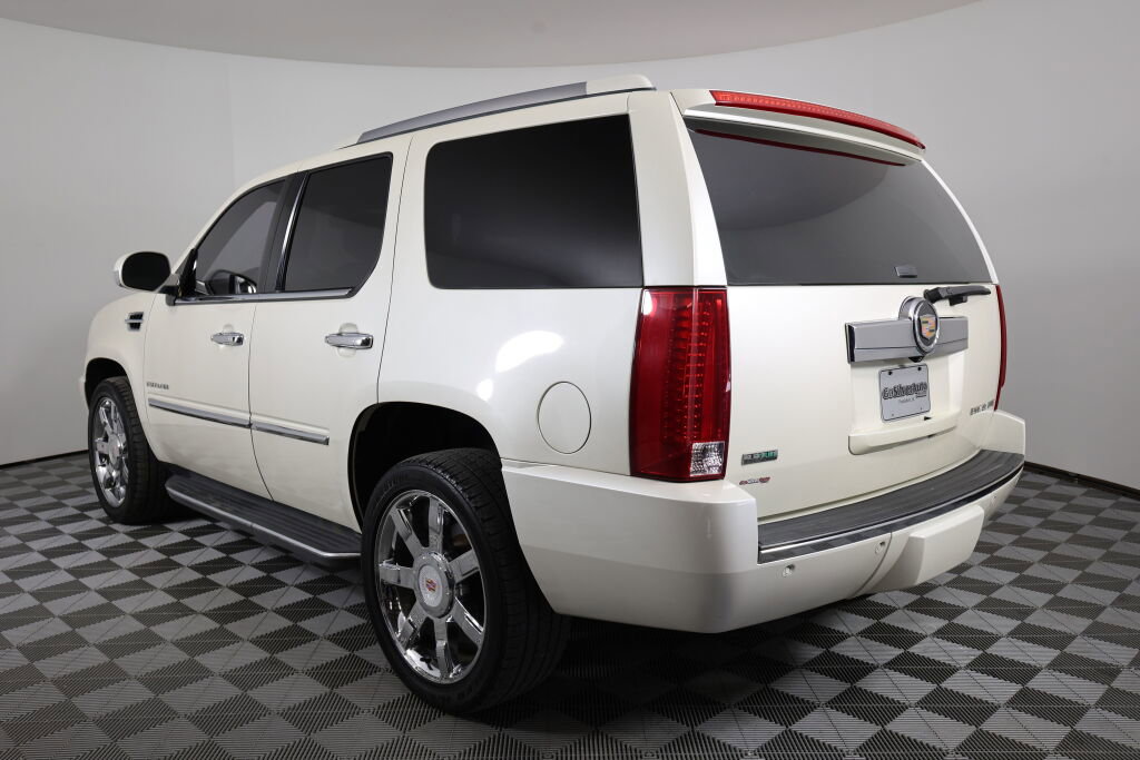 Used 2010 Cadillac Escalade Luxury AWD/4WD image 4