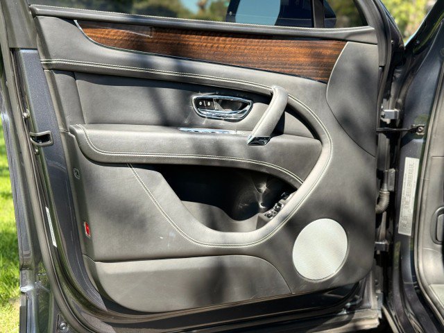 Used 2018 Bentley Bentayga AWD/4WD image 15