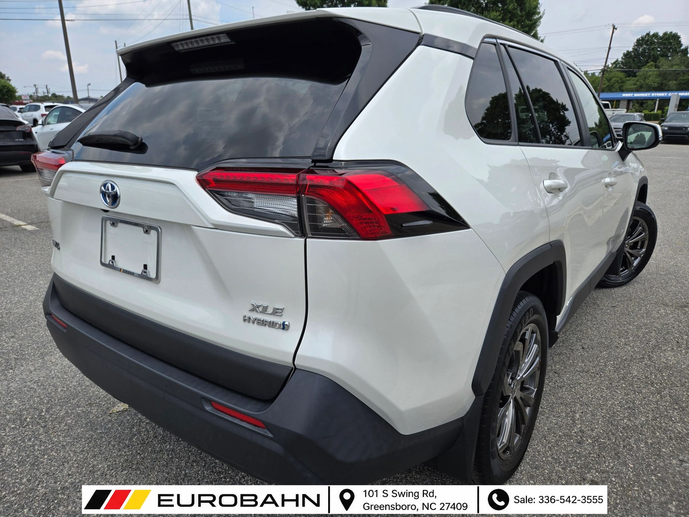 Used 2022 Toyota RAV4 XLE Premium AWD/4WD image 5