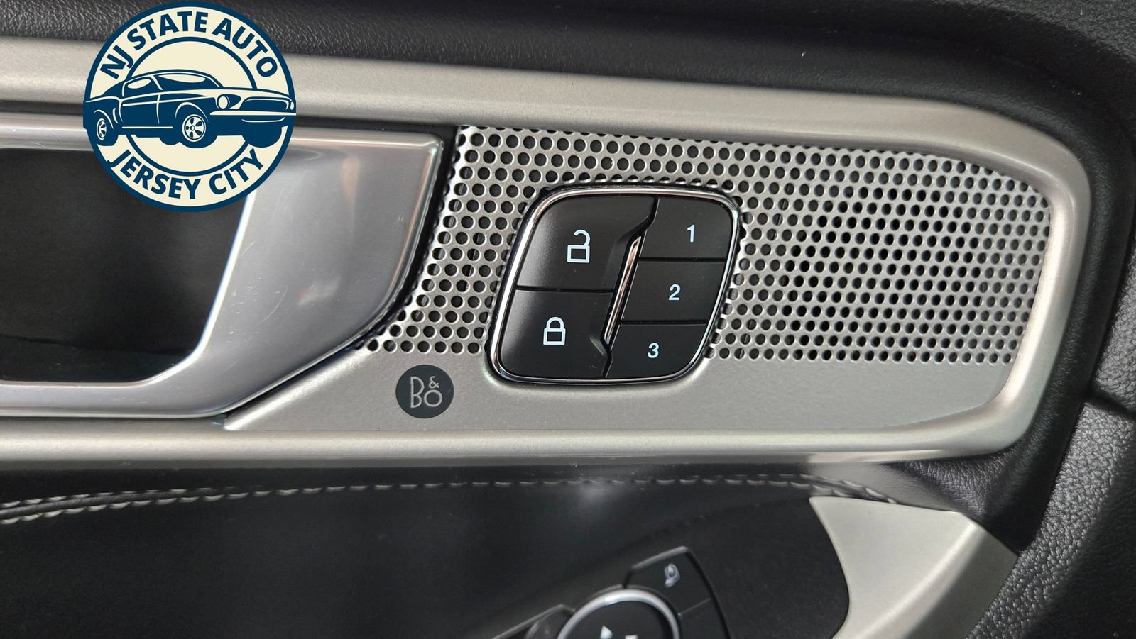 Used 2021 Ford Explorer Limited w/ Equipment Group 301A AWD/4WD image 27