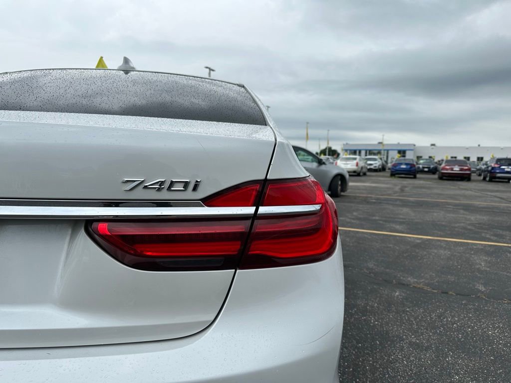 Used 2018 BMW 740i xDrive image 11