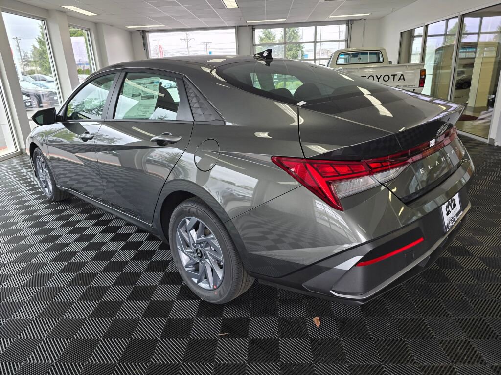 New 2026 Hyundai Elantra Hybrid FWD image 5