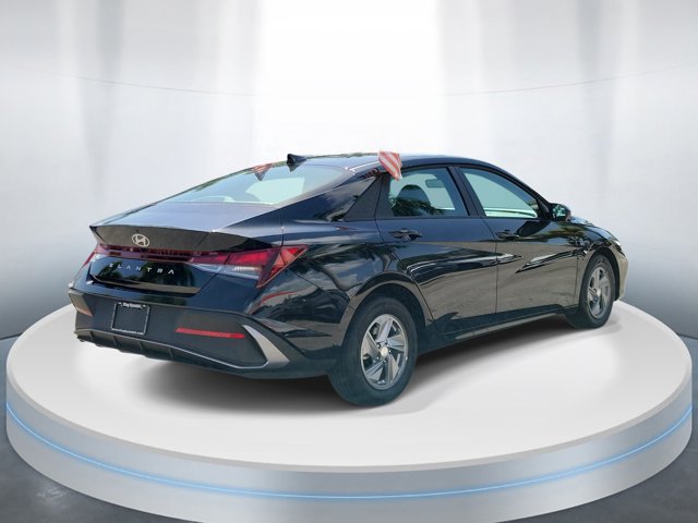 Certified 2026 Hyundai Elantra SE w/ Cargo Package FWD image 4