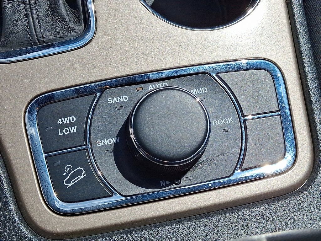 Used 2016 Jeep Grand Cherokee Laredo 75th Anniversary image 26