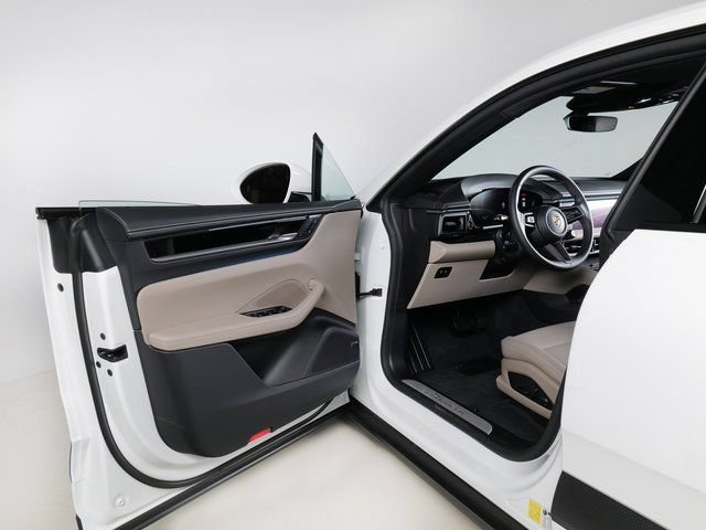 New 2026 Porsche Macan 4 Electric AWD/4WD image 25