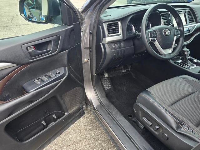 Used 2017 Toyota Highlander Plus AWD/4WD image 12