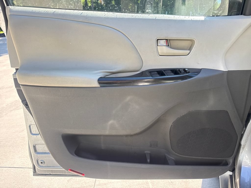 Used 2011 Toyota Sienna LE FWD image 13