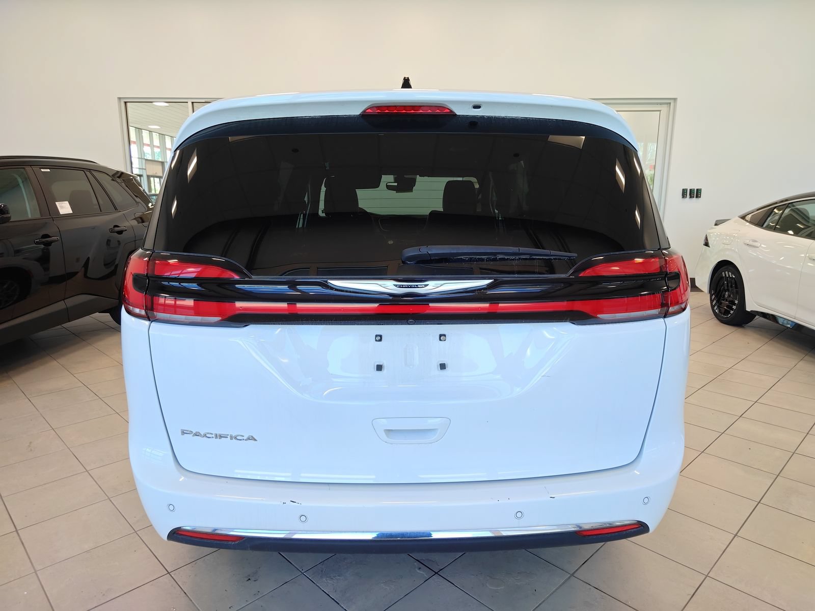 Used 2025 Chrysler Pacifica Select FWD image 4