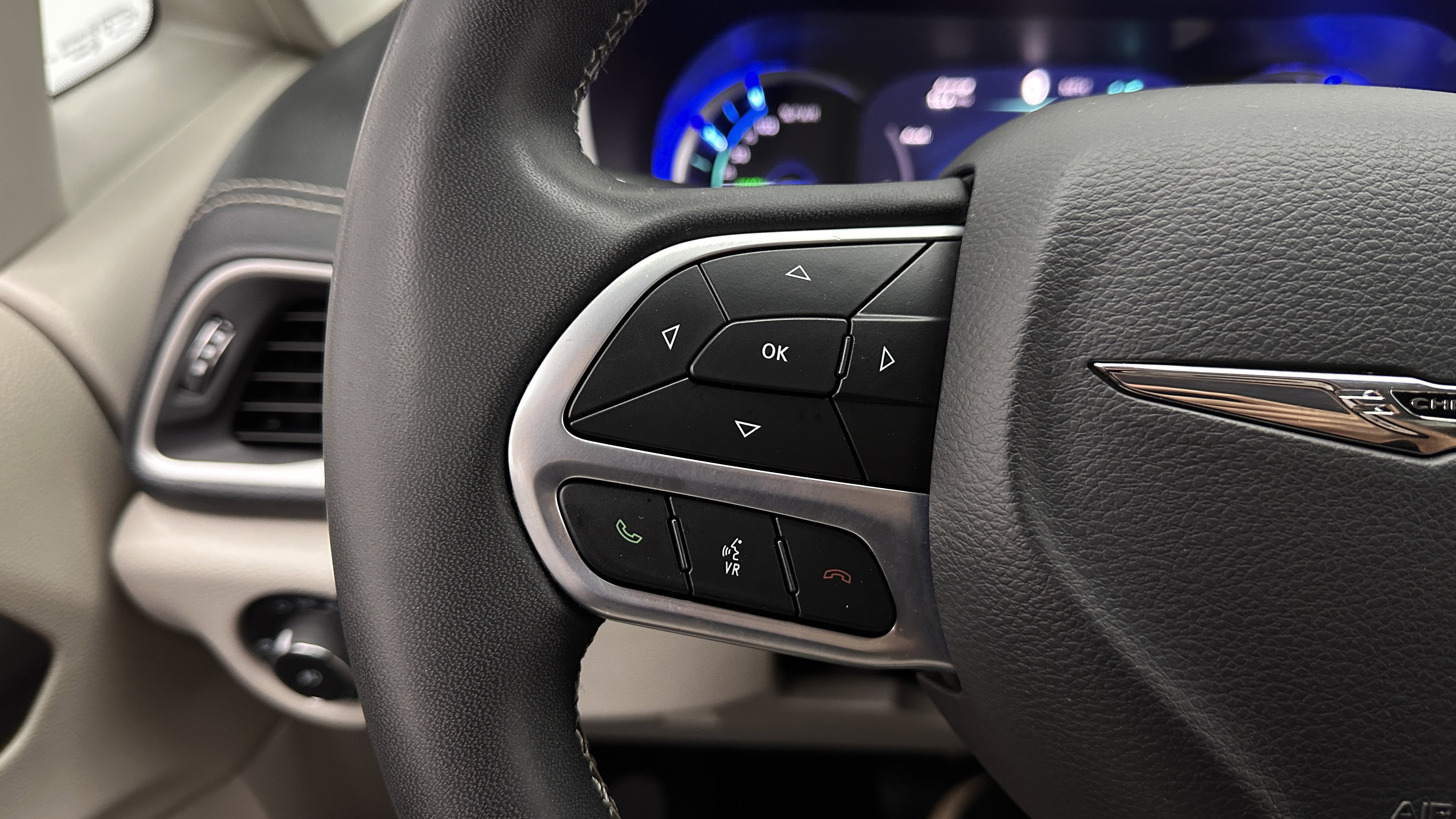 Used 2022 Chrysler Pacifica Touring-L w/ Uconnect Theater Family Group FWD image 19