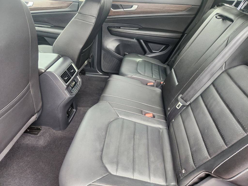 Used 2025 Volkswagen Atlas SEL AWD/4WD image 18