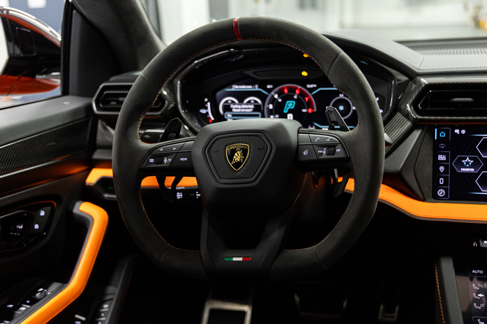 Used 2025 Lamborghini Urus SE image 32