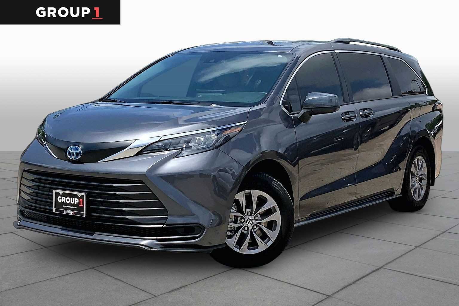 Used 2025 Toyota Sienna LE FWD image 1