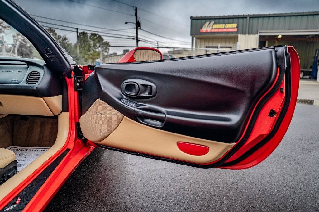 Used 2001 Chevrolet Corvette Coupe w/ Preferred Equipment Group2 RWD image 18