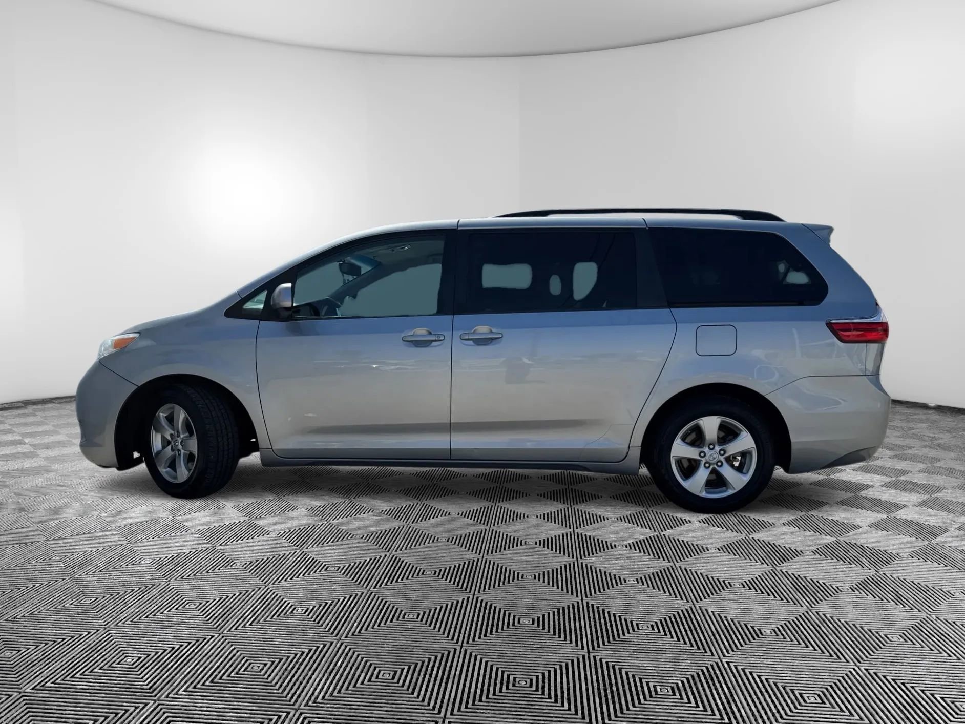Used 2015 Toyota Sienna LE image 9