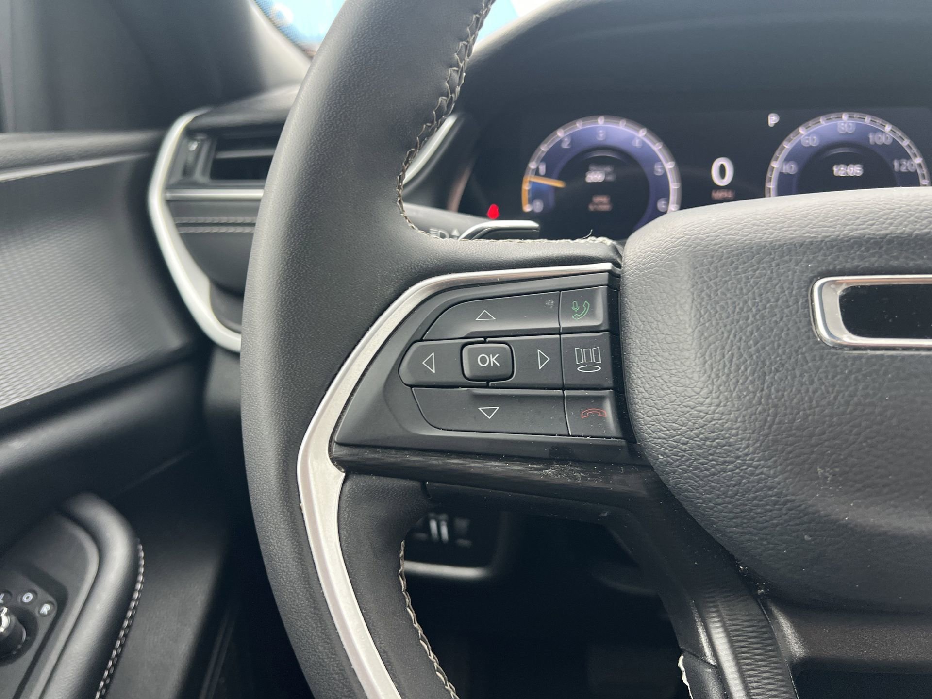 Used 2024 Jeep Grand Cherokee Altitude image 12