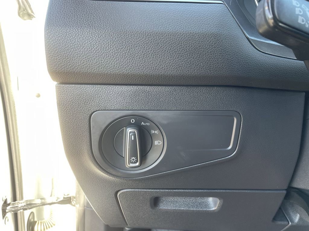 Used 2021 Volkswagen Tiguan SE w/ Panoramic Sunroof Package image 17