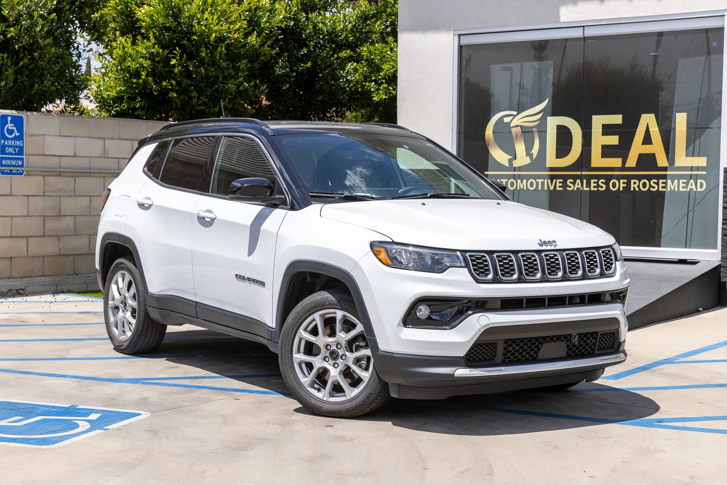 Used 2025 Jeep Compass Limited AWD/4WD image 2