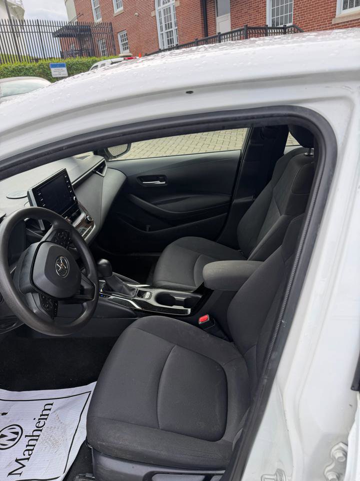 Used 2020 Toyota Corolla LE FWD image 3