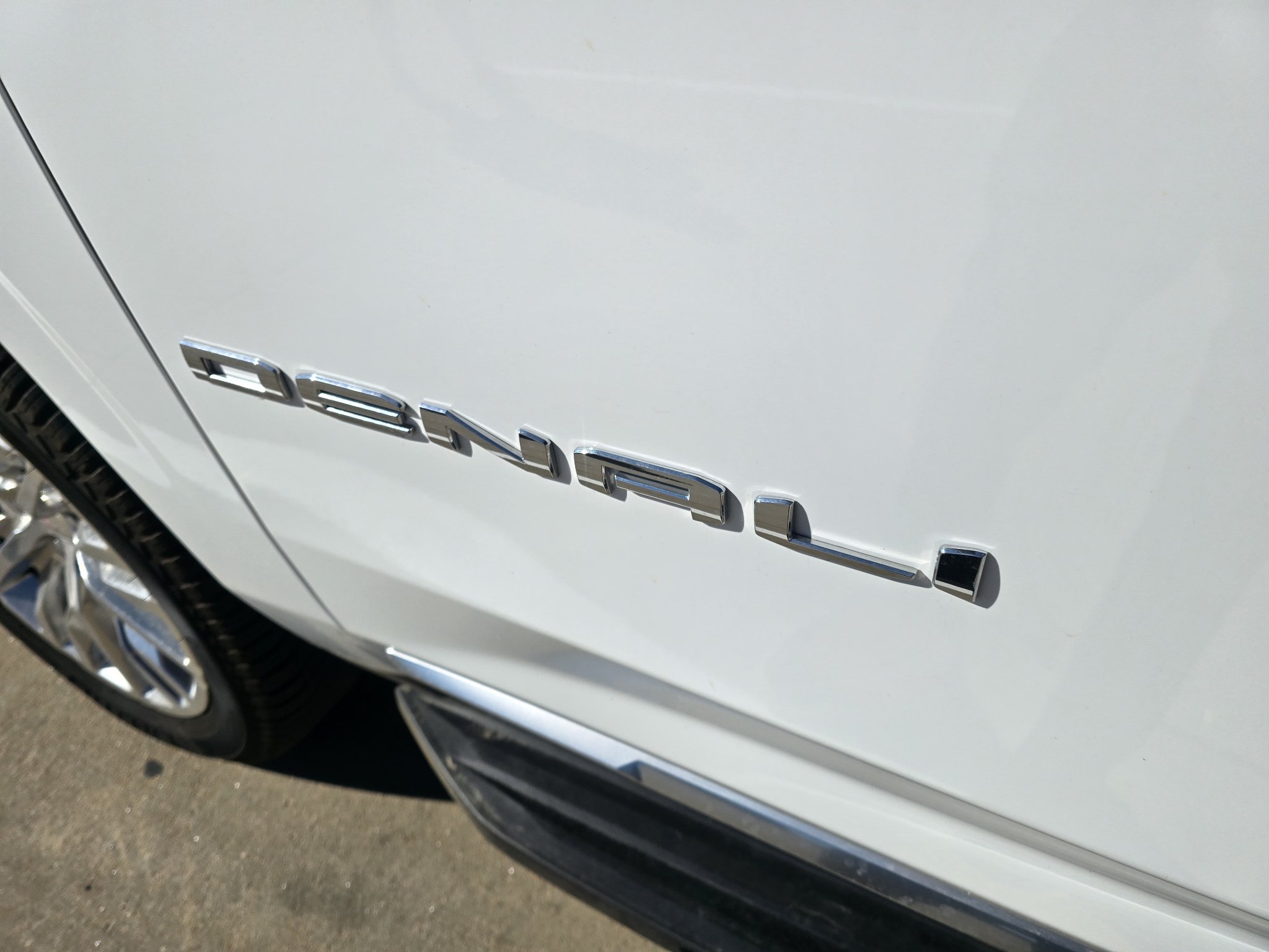 Used 2025 GMC Yukon XL Denali AWD/4WD image 11