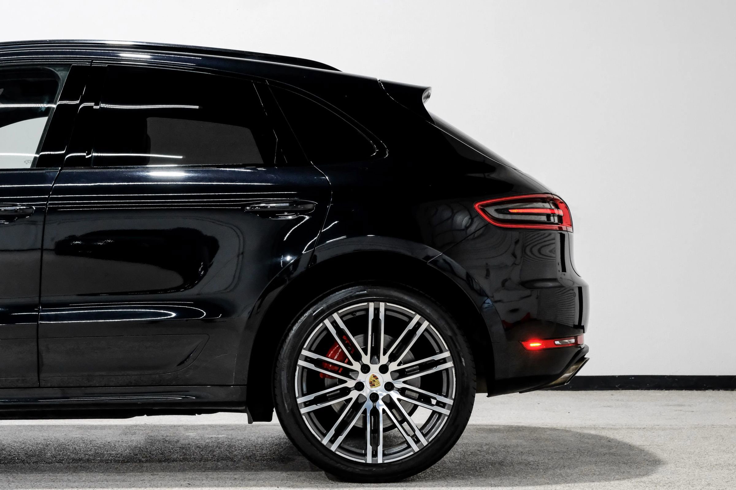 Used 2017 Porsche Macan Turbo image 11