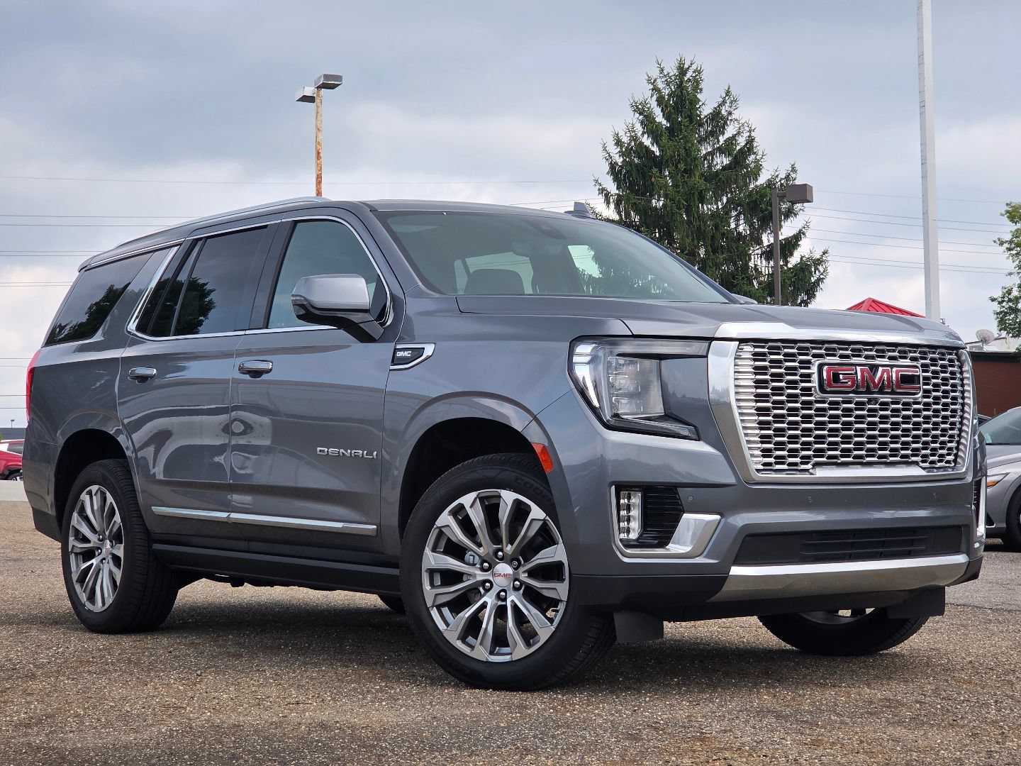 Used 2021 GMC Yukon Denali w/ Denali Premium Package AWD/4WD image 3