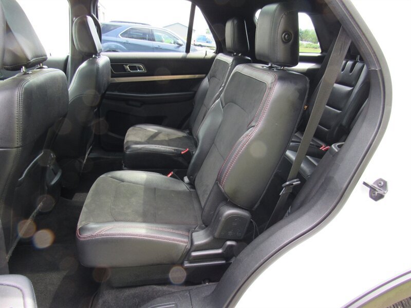 Used 2018 Ford Explorer XLT w/ XLT Appearance Package AWD/4WD image 18