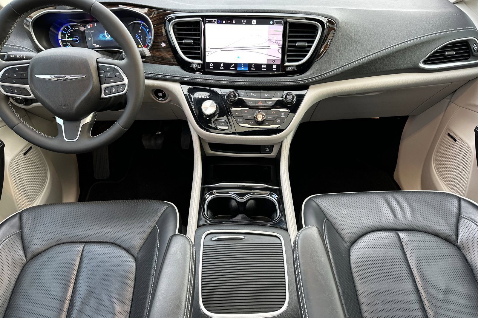 Used 2023 Chrysler Pacifica Limited w/ Uconnect Theater Family Group image 13