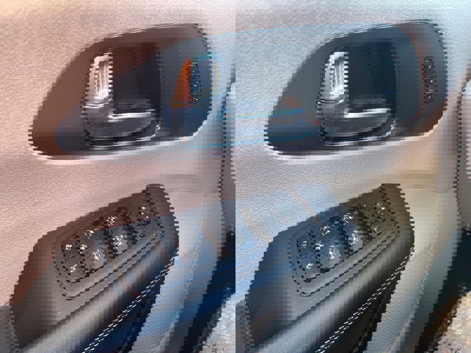 Used 2023 Chrysler Pacifica Touring-L image 16