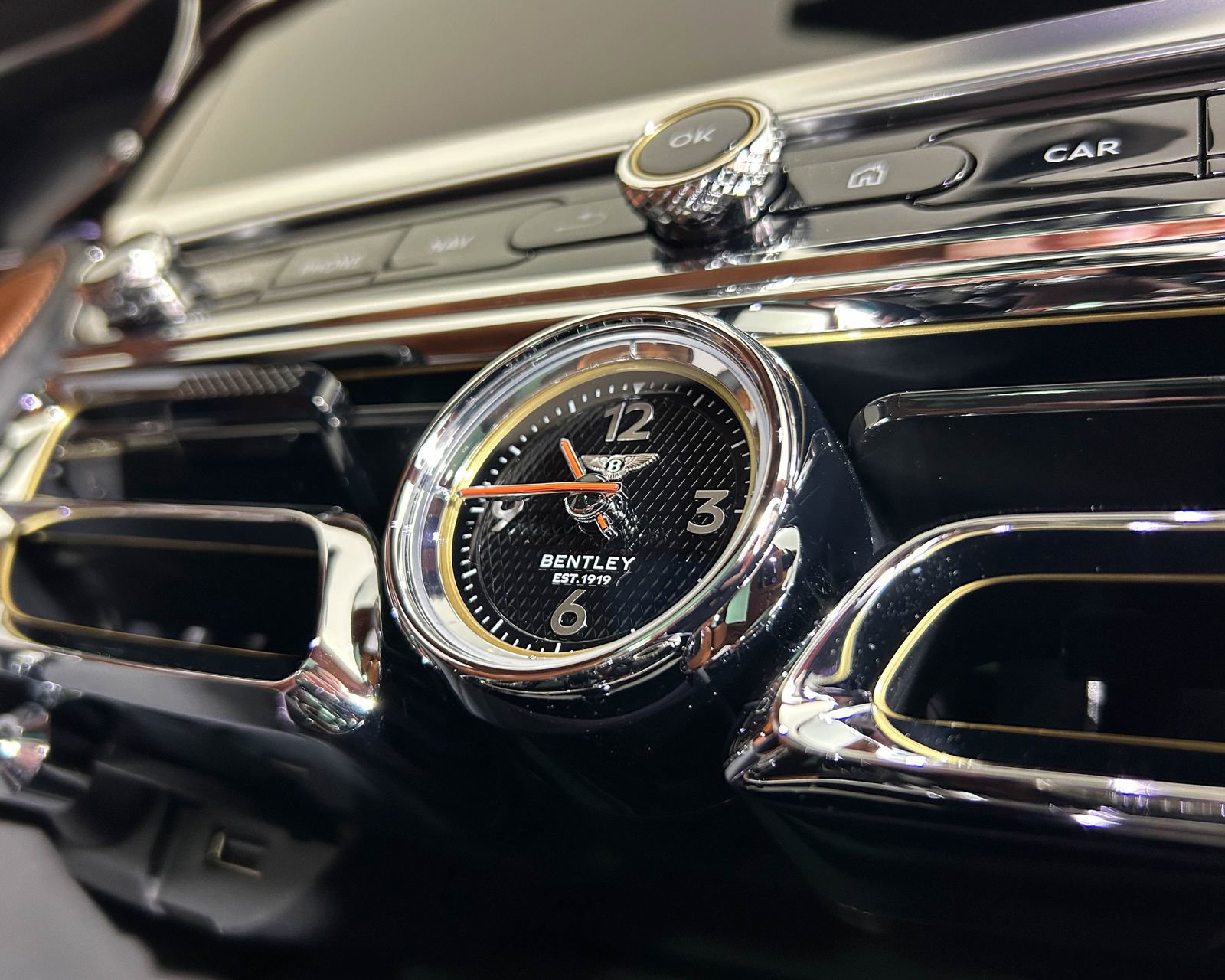 Used 2024 Bentley Flying Spur V8 image 25