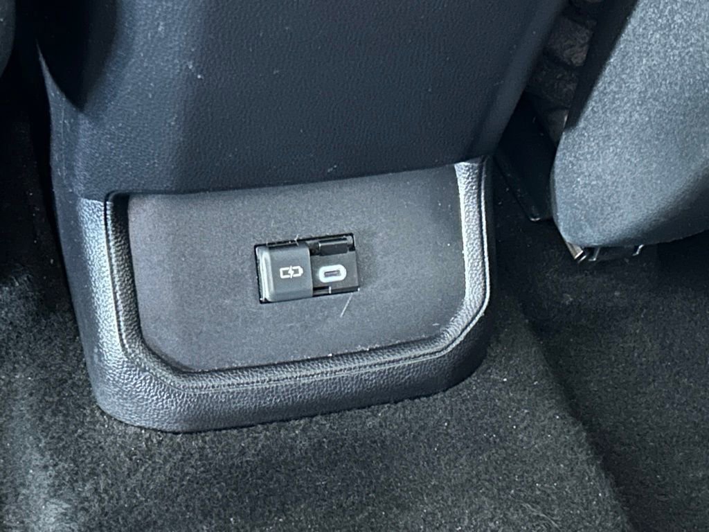 Used 2023 Toyota Highlander LE image 43