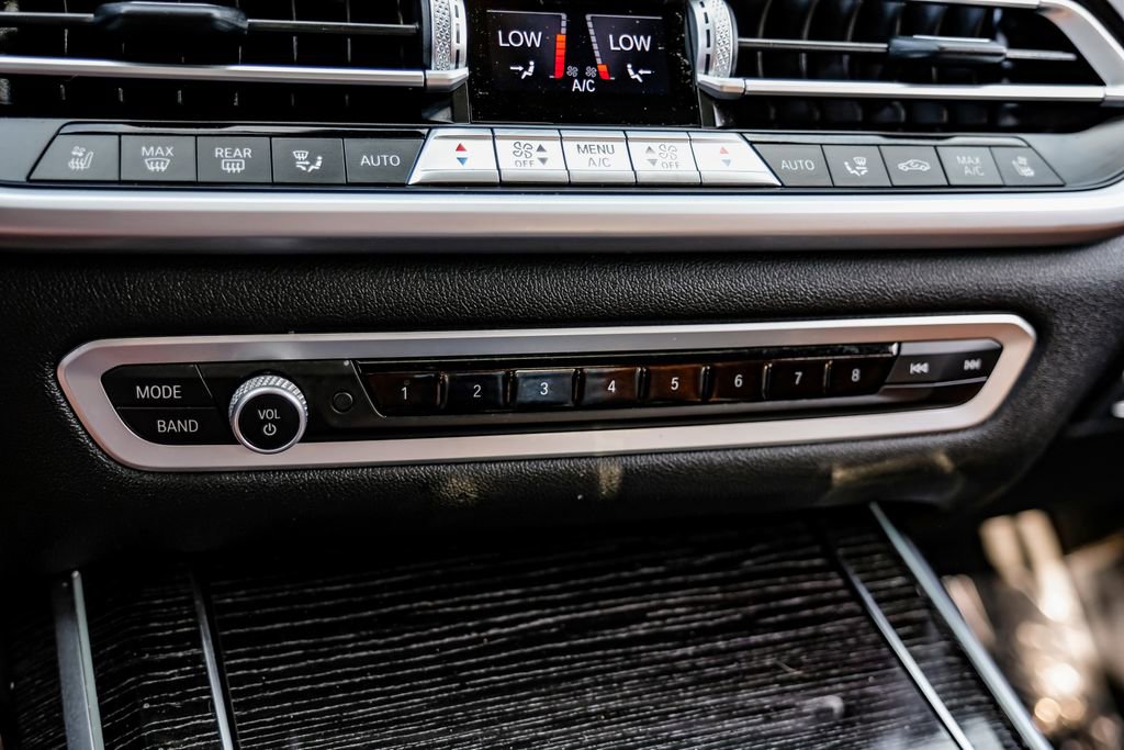 Used 2021 BMW X7 M50i w/ Executive Package image 31