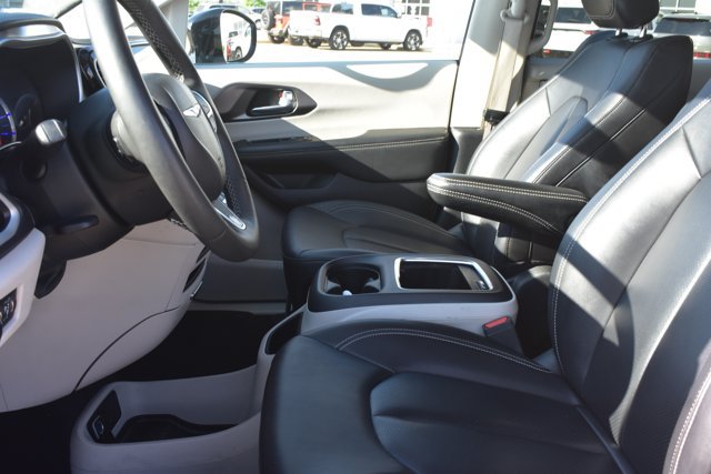 Used 2024 Chrysler Pacifica Limited FWD image 15