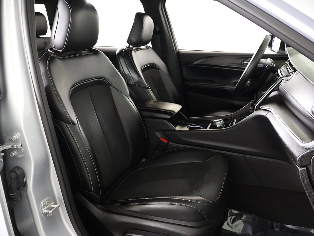 Used 2024 Jeep Grand Cherokee Altitude image 30