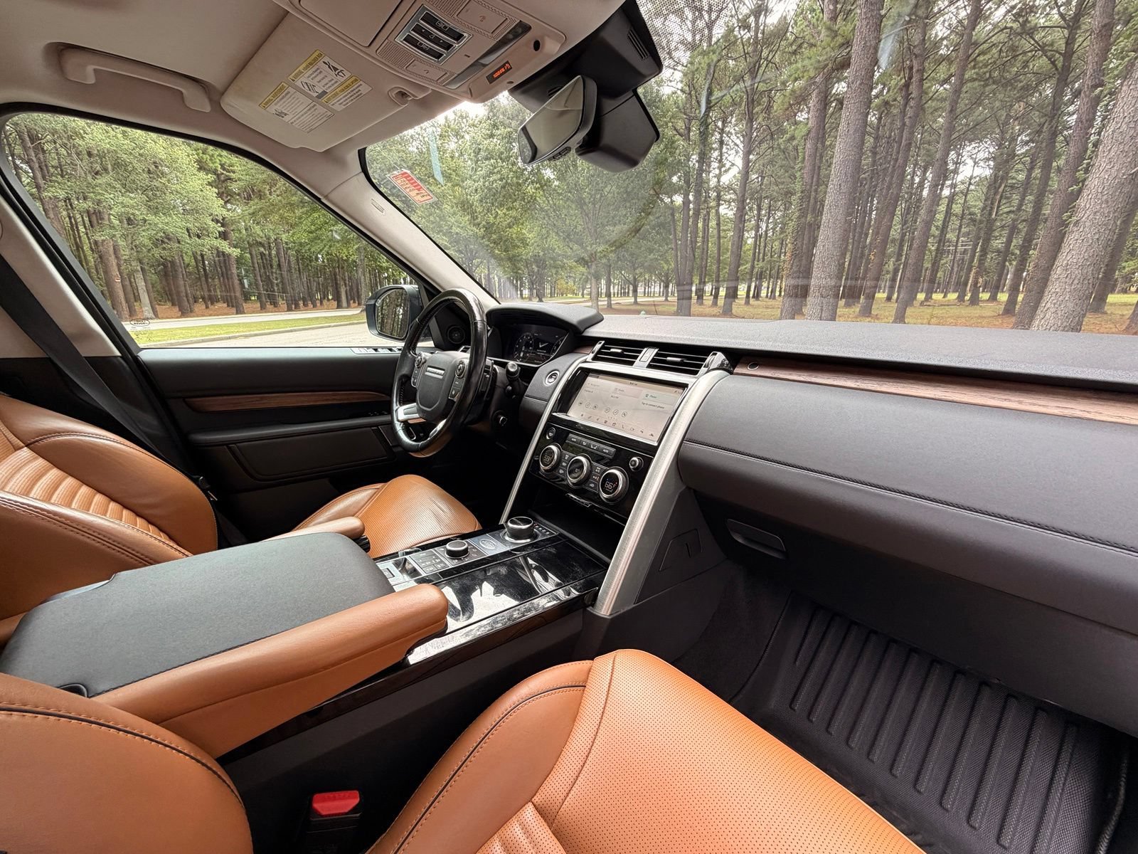 Used 2018 Land Rover Discovery HSE AWD/4WD image 21