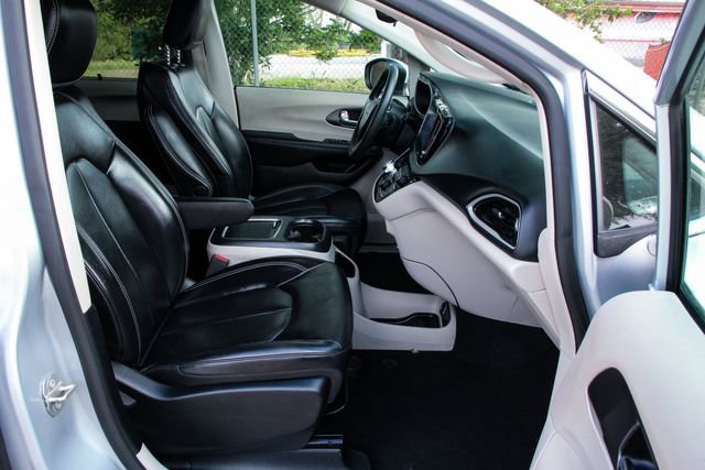 Used 2023 Chrysler Pacifica Touring-L image 30